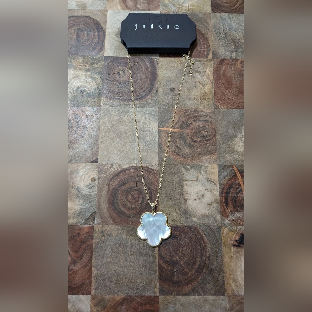 Jankuo 14k Gold Plated Mother of Pearl Clover Pendant Necklace New in Box ❤️